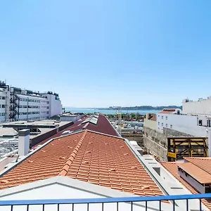 blue-by-the-river-4-unique-penthouse-duplex-with-a-view.hotels-lisbon-portugal.com/